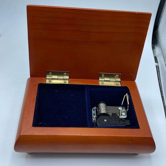 Vintage blessed Virgin Mary music box by Danbury Mint. - Picture 2 of 13